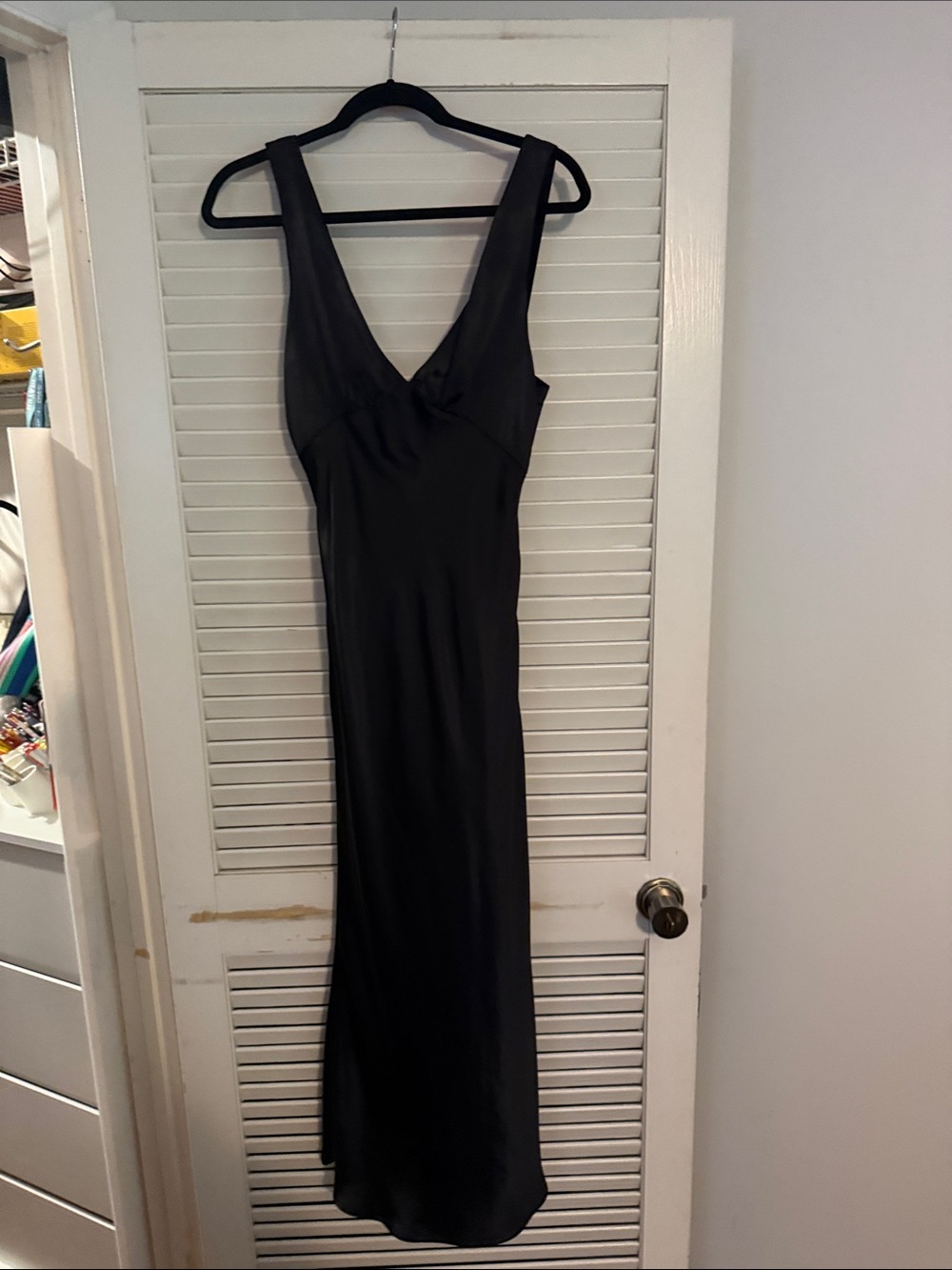 Elegant Black V-Neck Sleeveless Dress